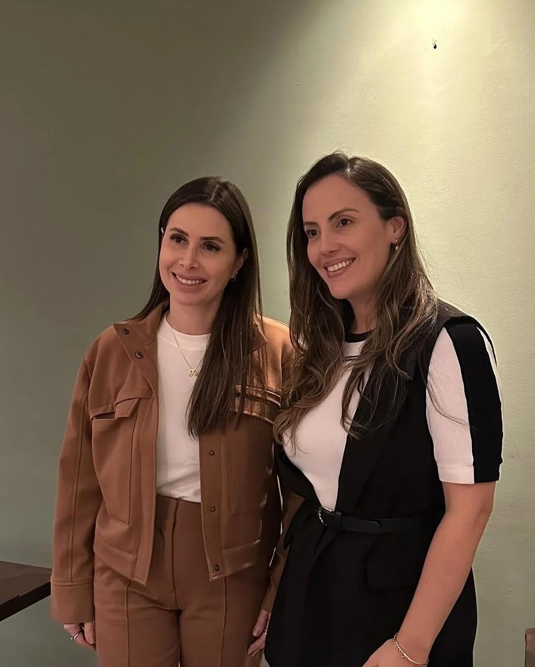 Michele Marques ao lado de outra mulher, ambas sorrindo