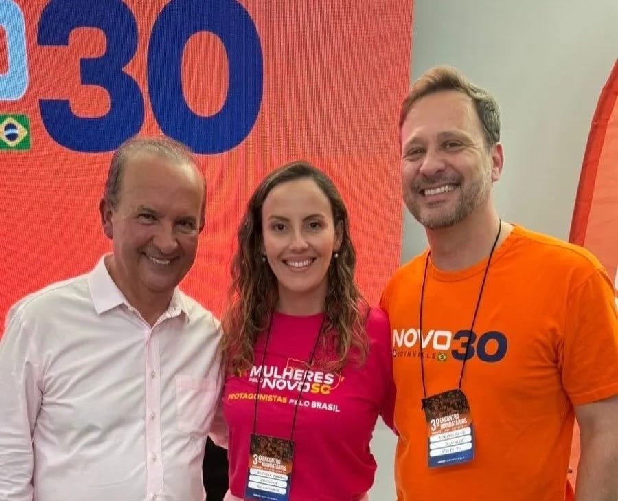 Michele Marques ao lado de duas pessoas em evento do NOVO 30